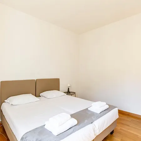 Guesthost - Ponte Vecchio Roomy Apartment