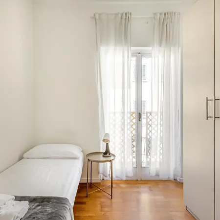 Guesthost - Ponte Vecchio Roomy Apartment Florence