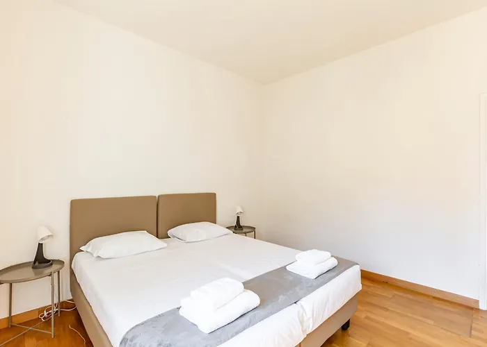 Guesthost - Ponte Vecchio Roomy Apartment
