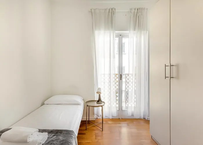 Guesthost - Ponte Vecchio Roomy Apartment Florence